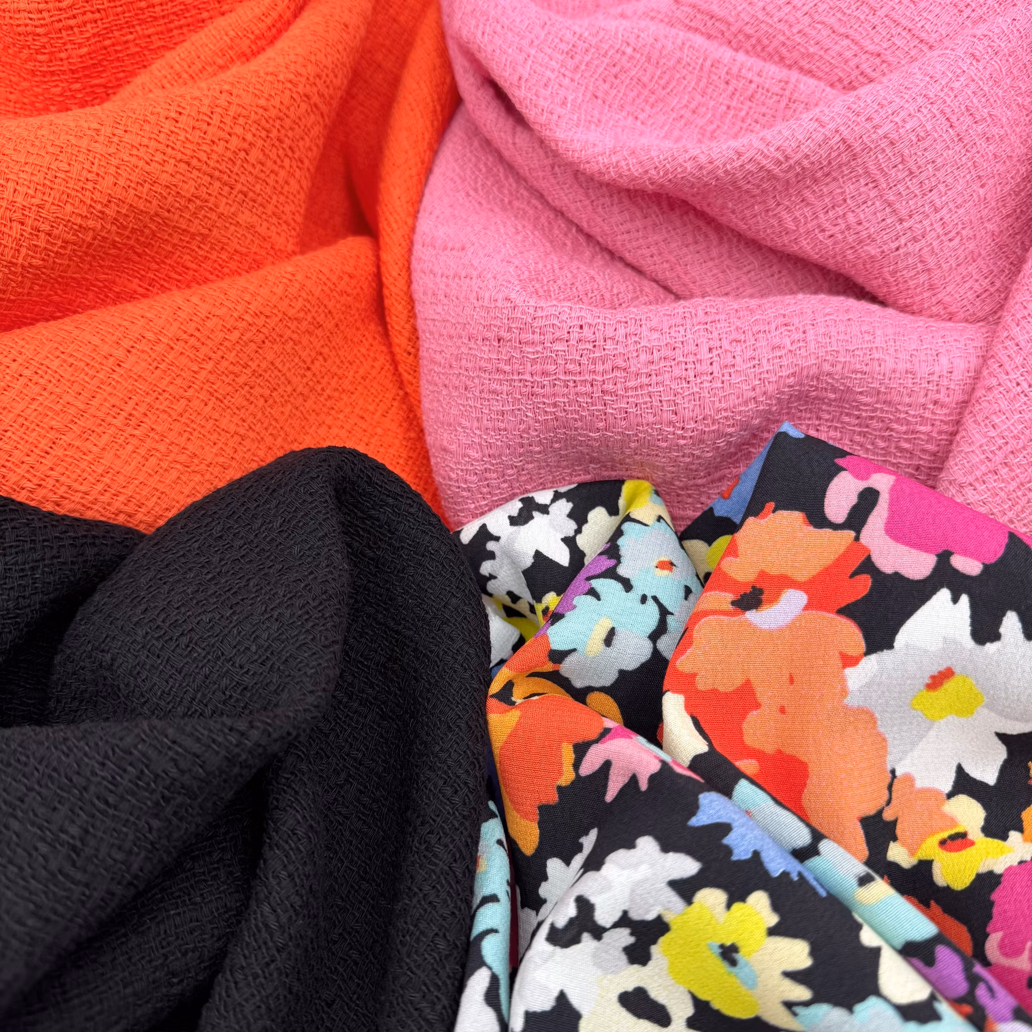 Viskoscrêpe svart blommig