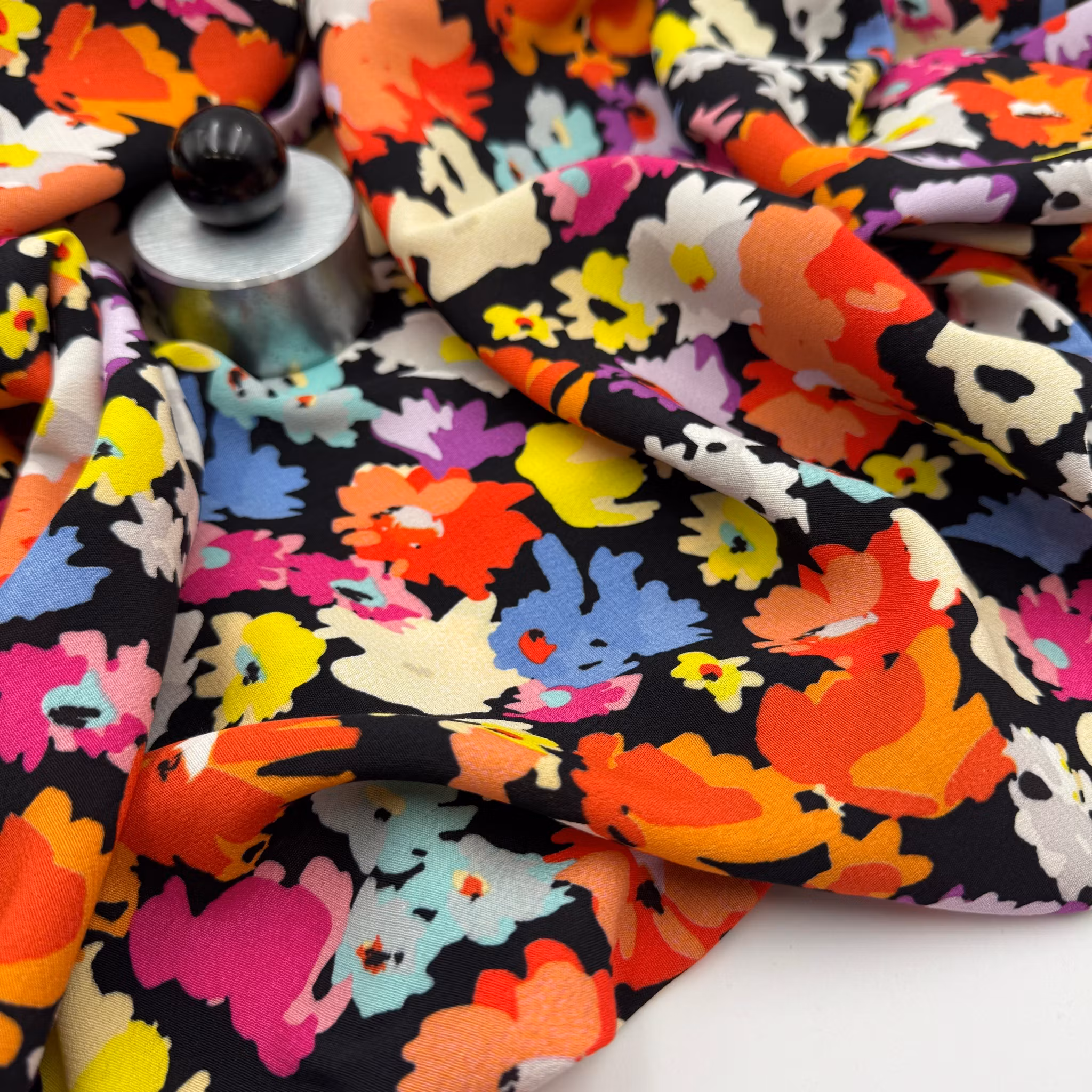 Viskoscrêpe svart blommig