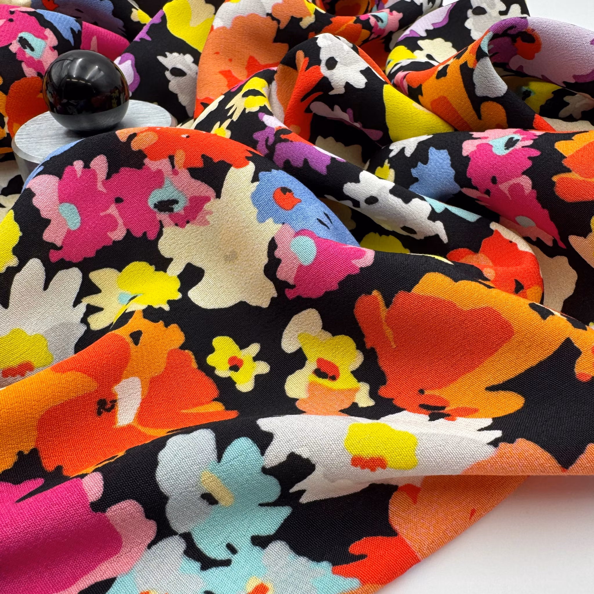 Viskoscrêpe svart blommig