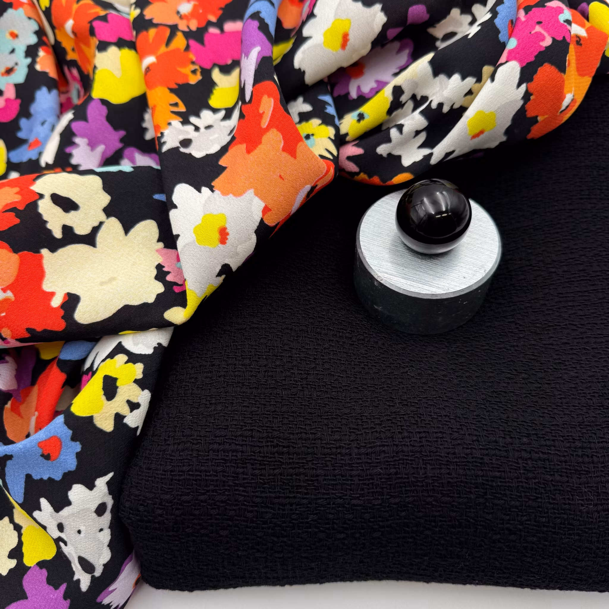 Viskoscrêpe svart blommig