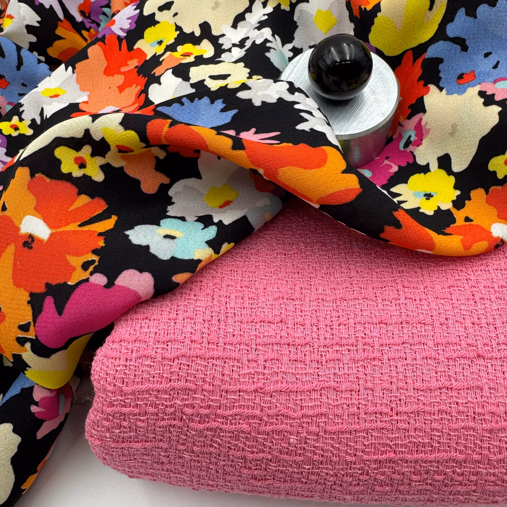 Viskoscrêpe svart blommig