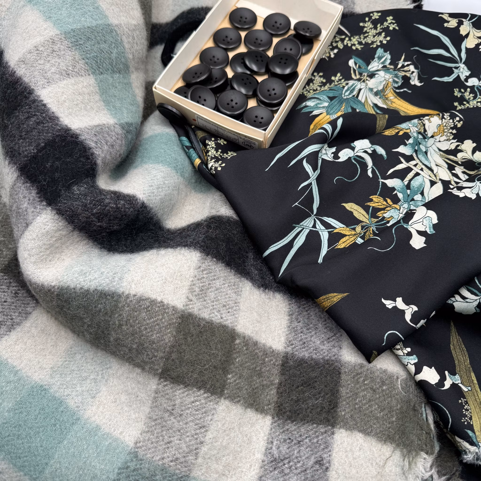 Kapp-kit rutigt o blommigt