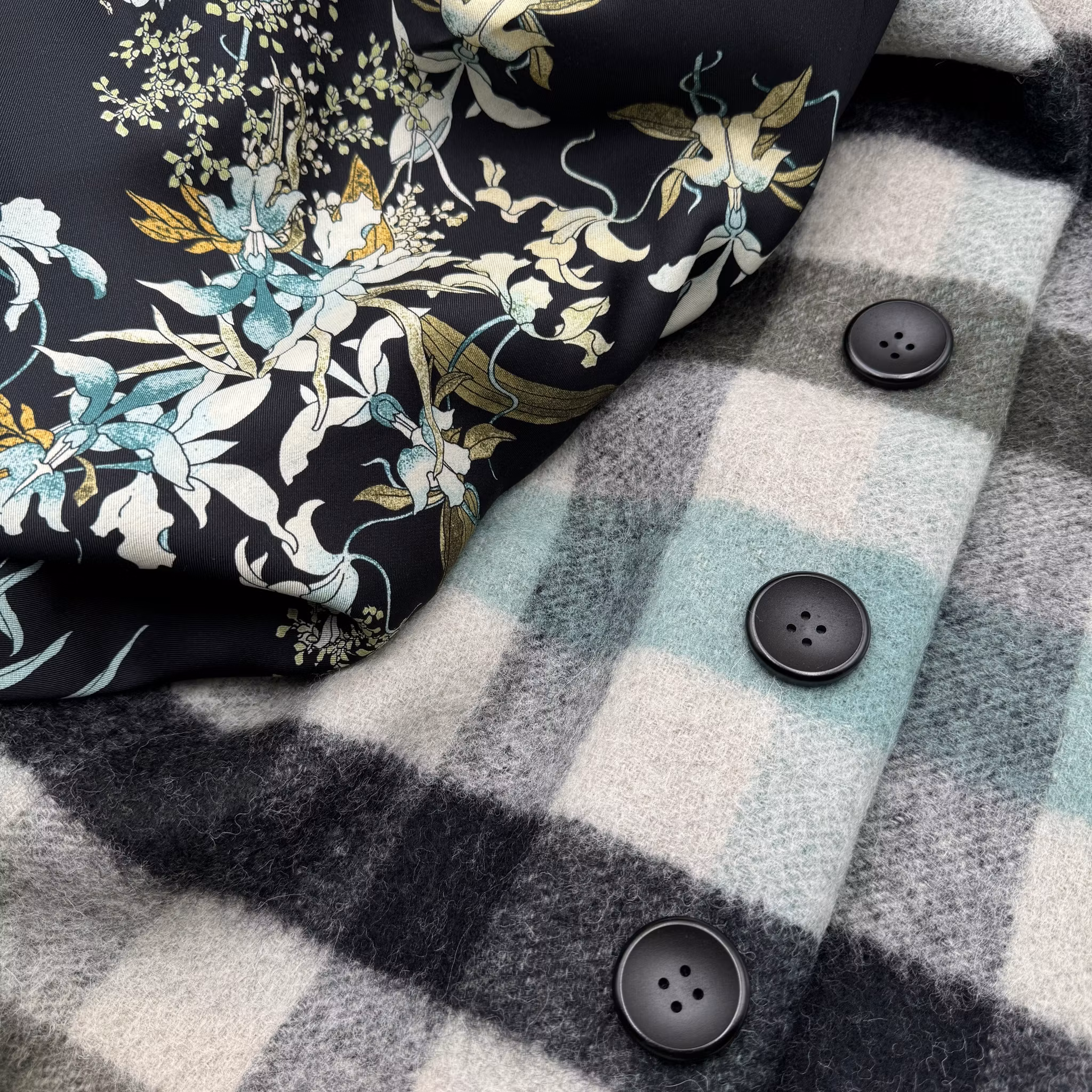 Kapp-kit rutigt o blommigt