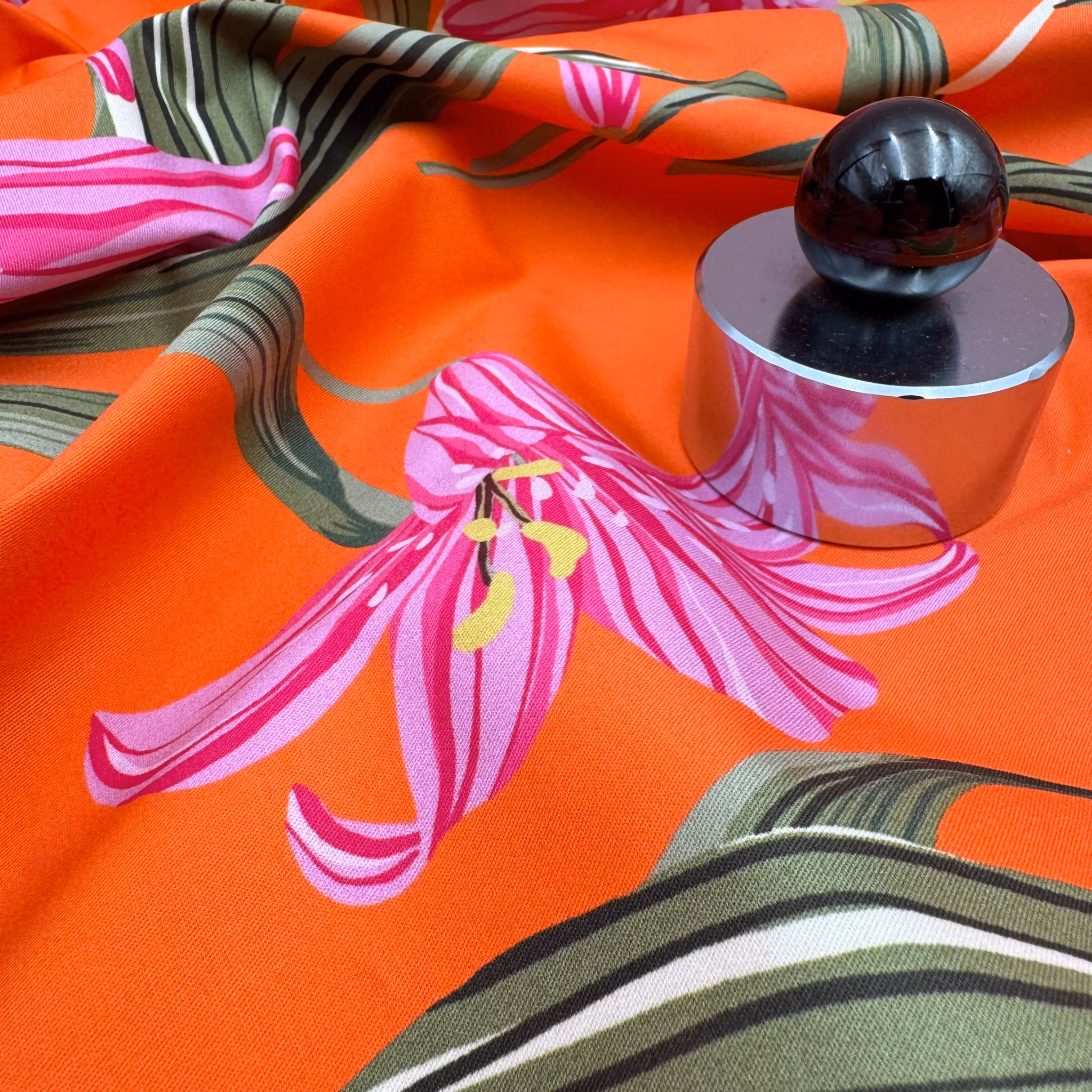 Bomull/elastan orange storblommig Hugo B***