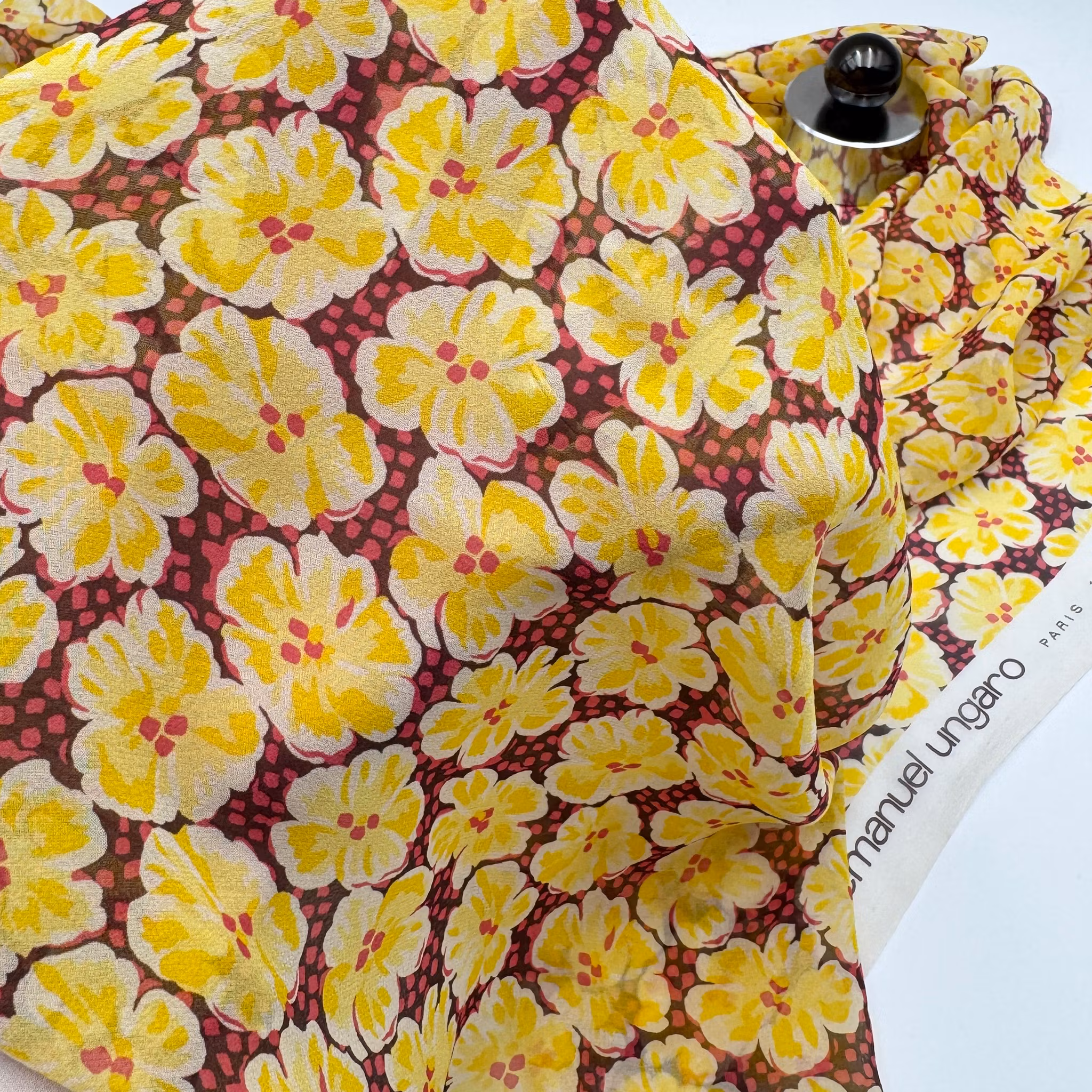 Siden crêpe de chine gul blommig Ungar*