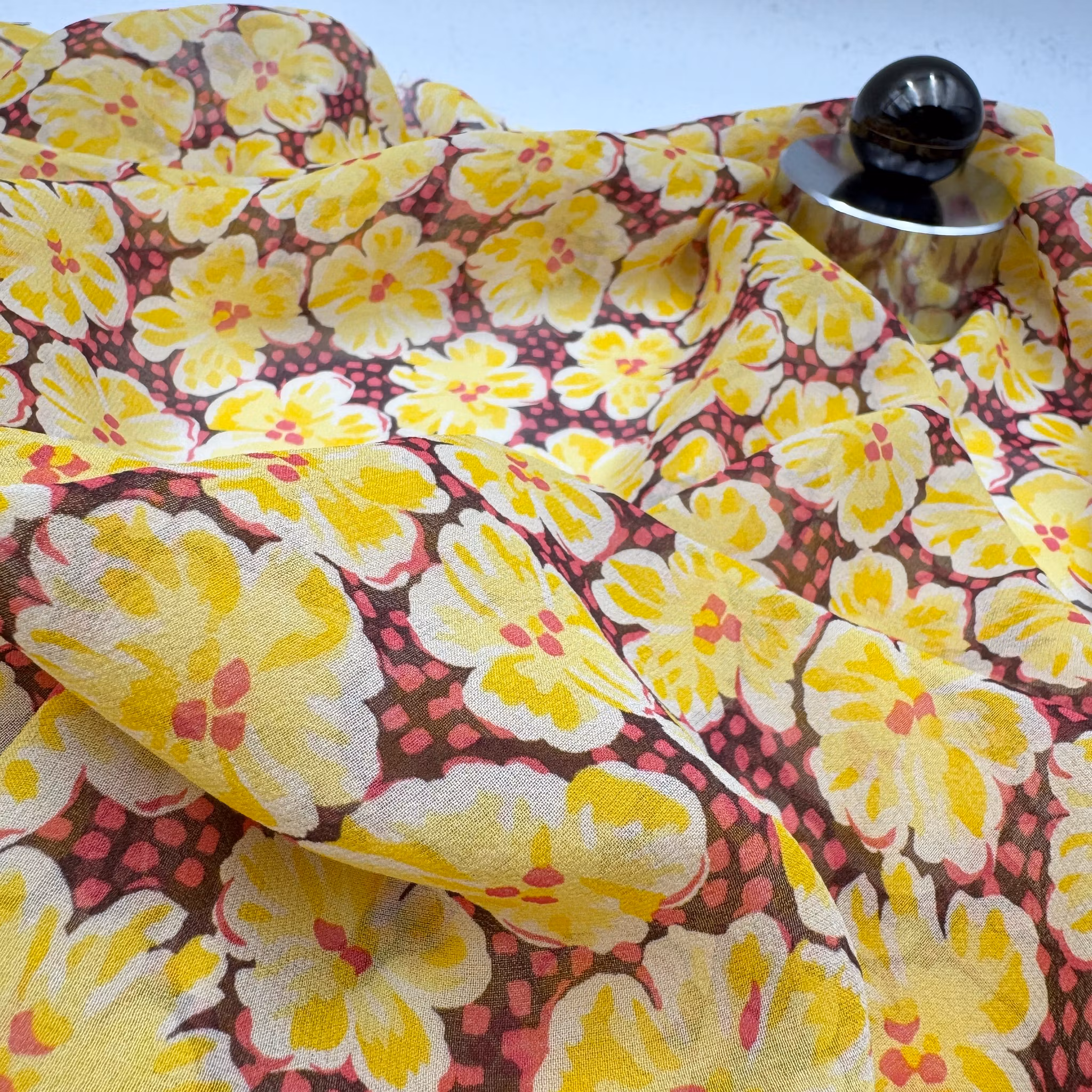 Siden crêpe de chine gul blommig Ungar*