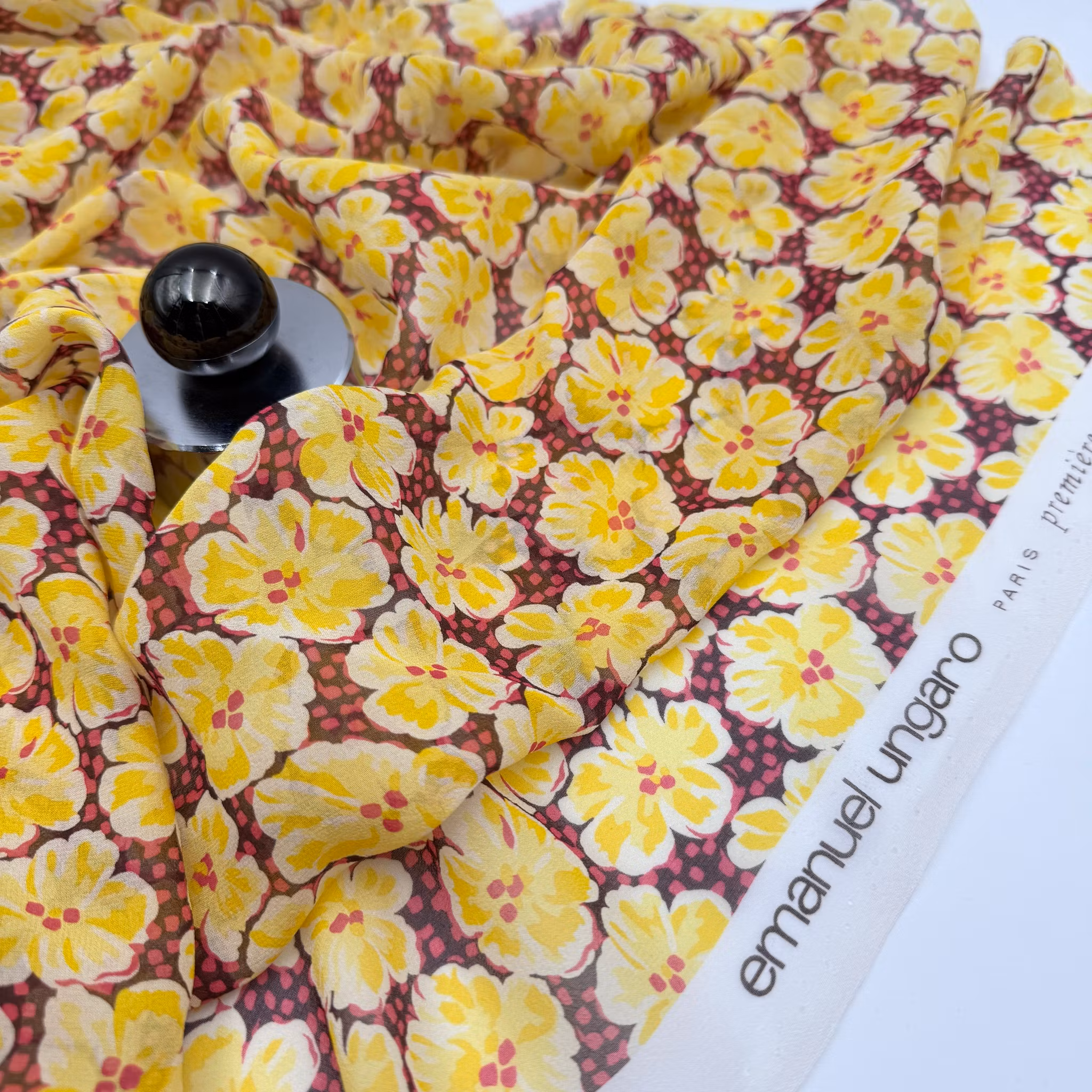 Siden crêpe de chine gul blommig Ungar*