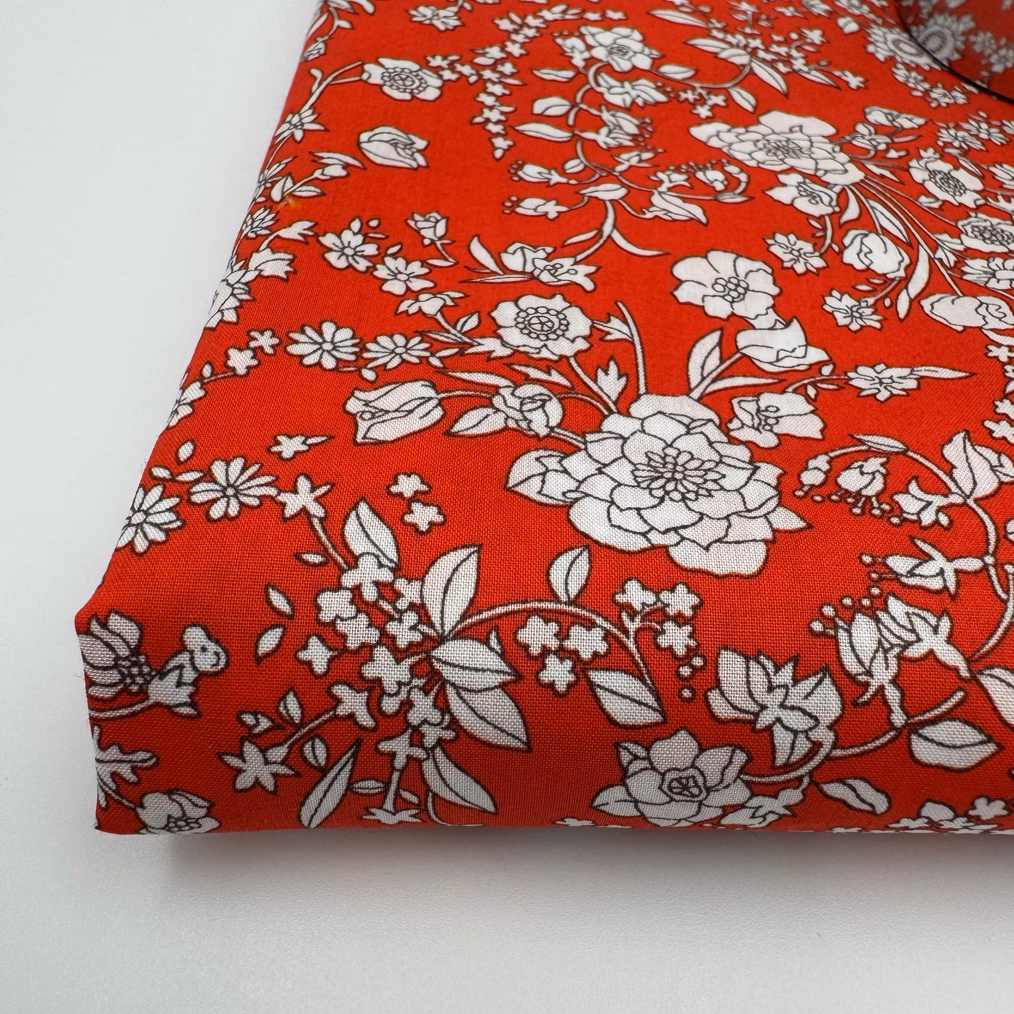 Liberty Tana Lawn - Summer blooms ljusröd
