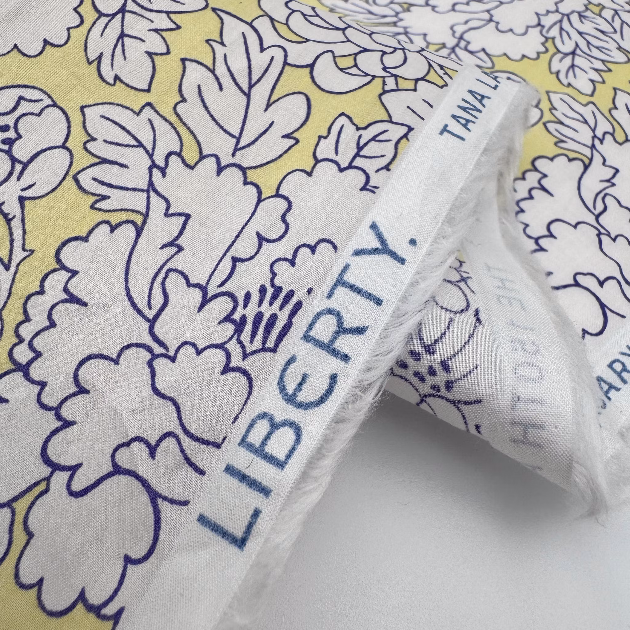 Liberty Tana Lawn - Costume B ljusgul (obs, smal!)