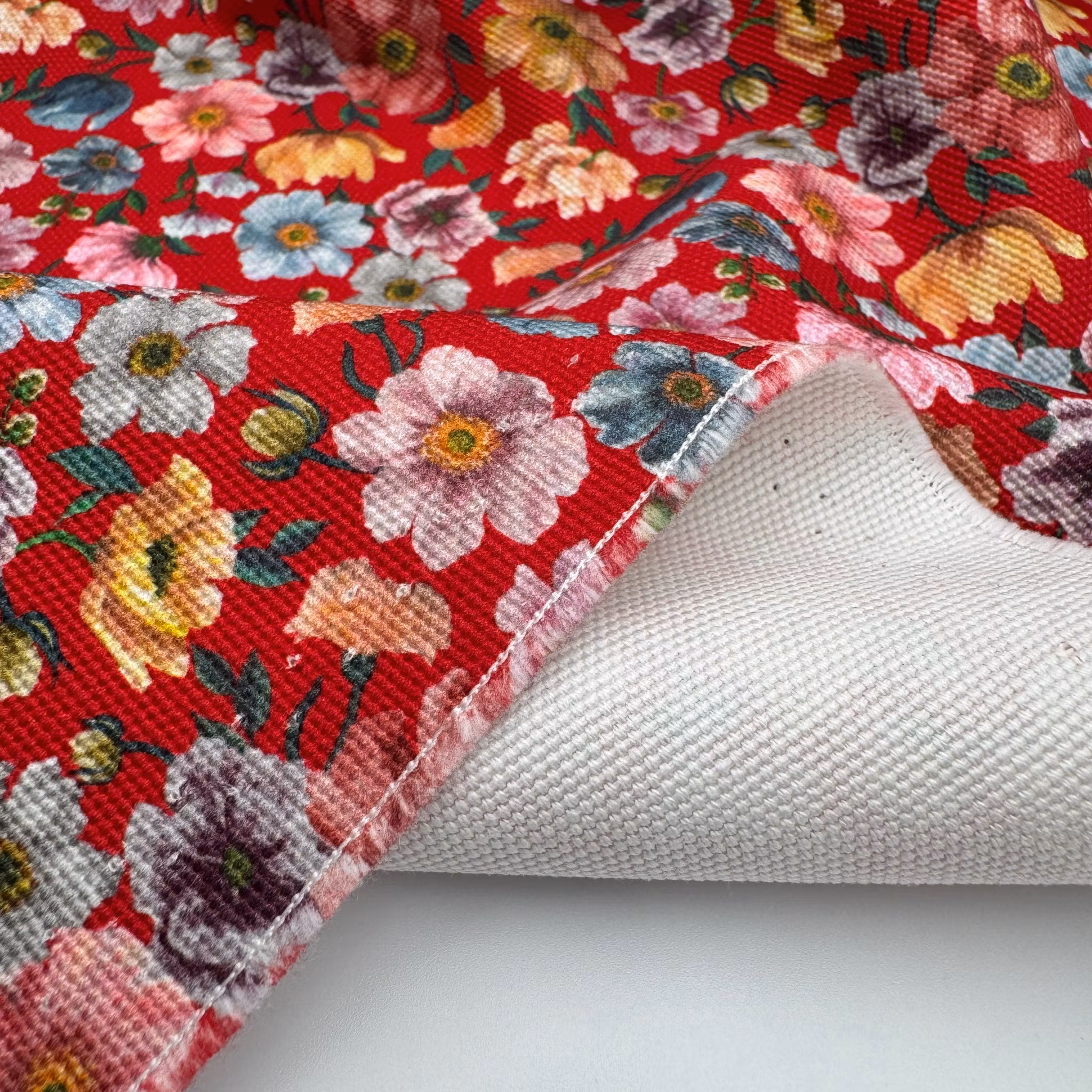 Libertycanvas röd blommig