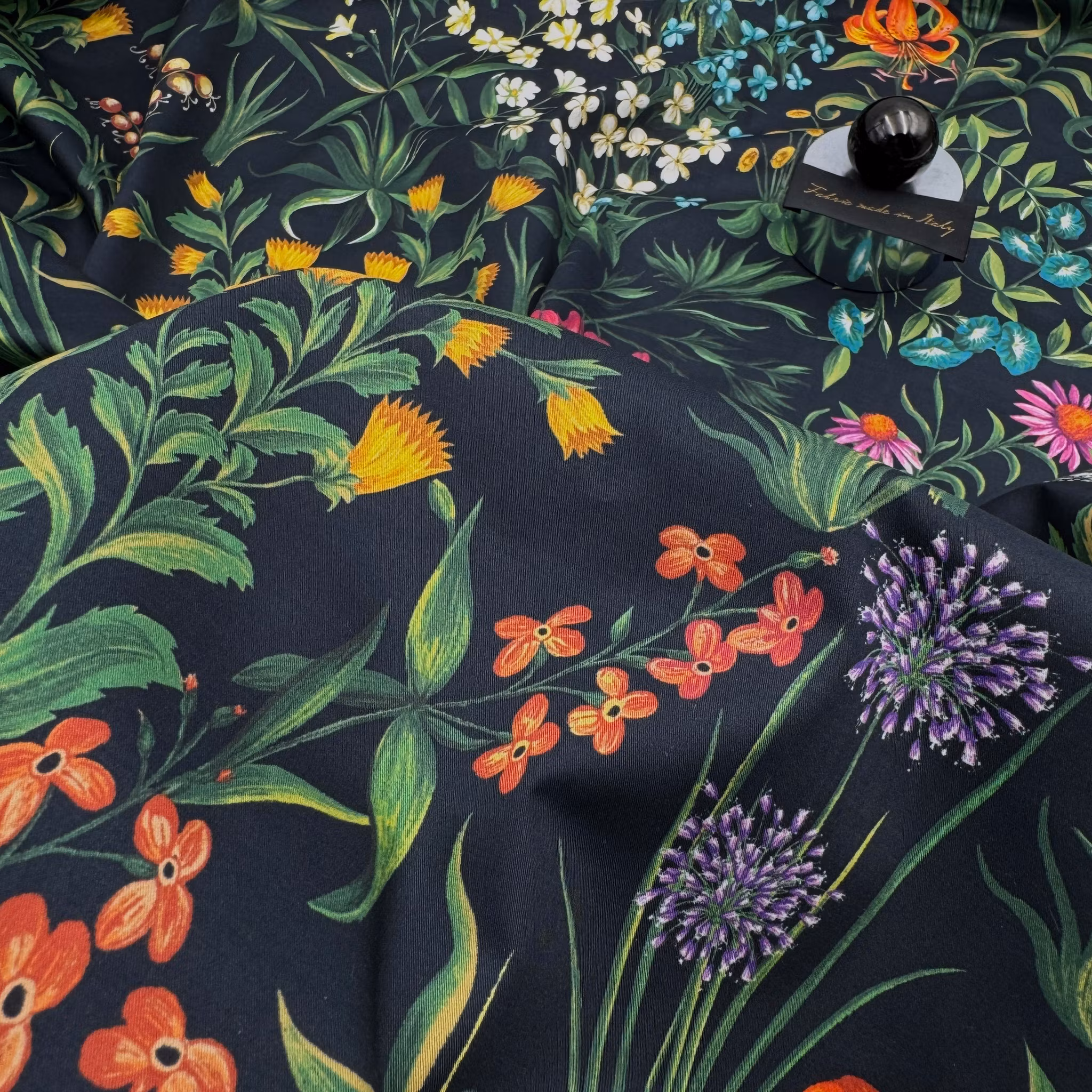 Festbomull blomster svart O.de la Renta