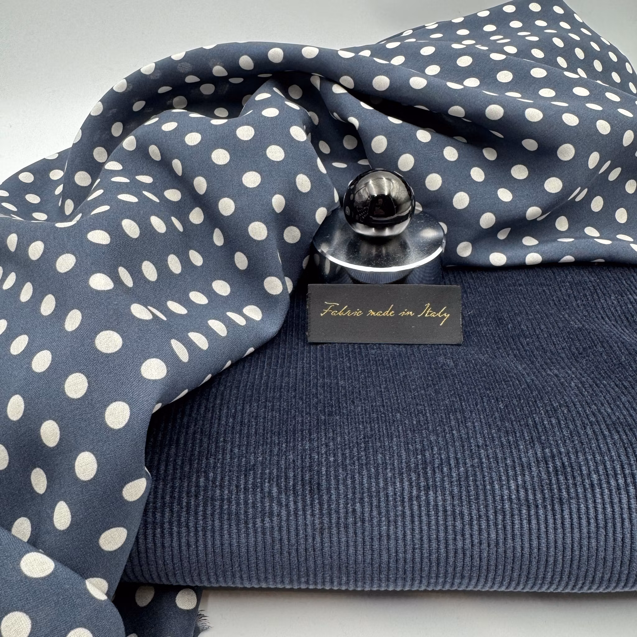 Viskos blå/vit prickig