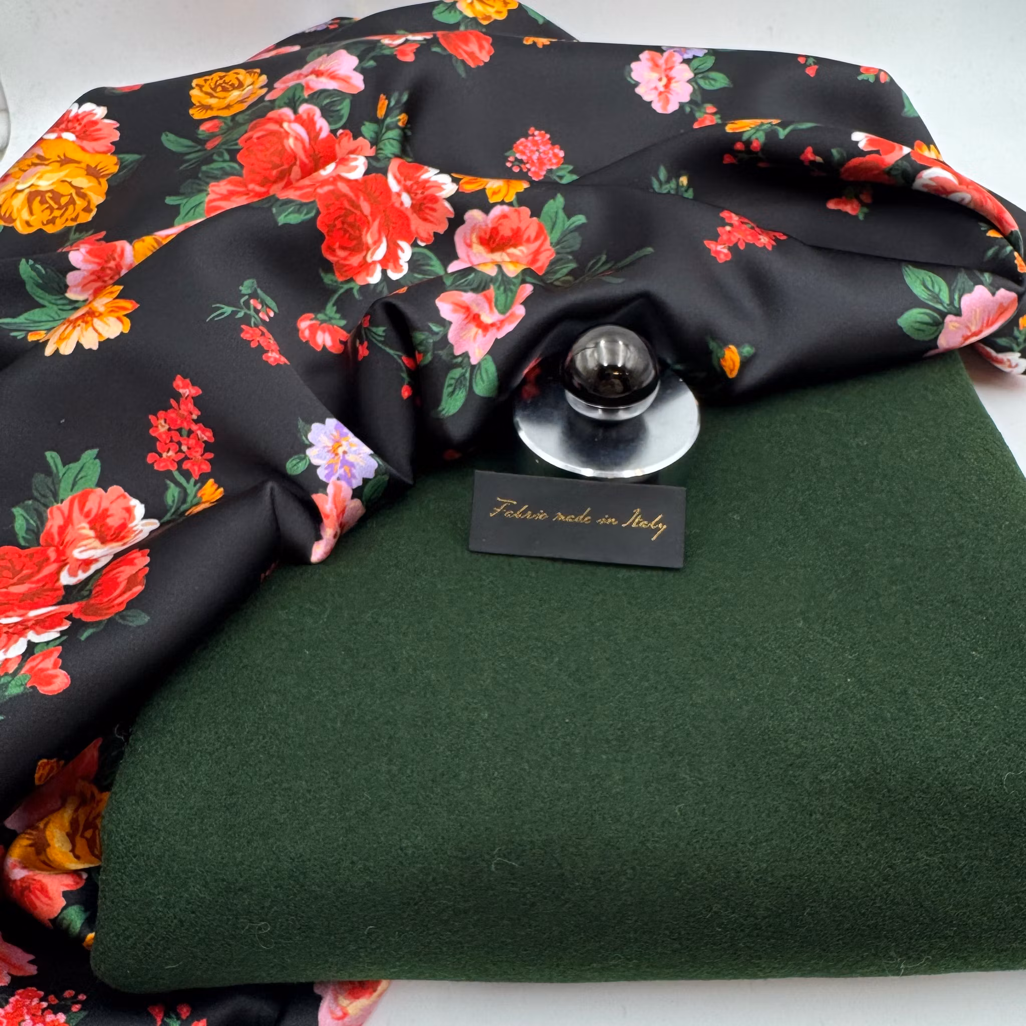 Sidensatin svart m buketter