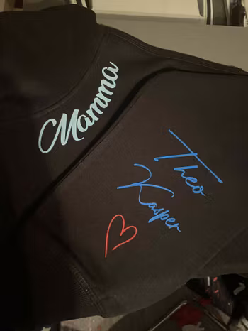 Genser med tittel og navn på barn