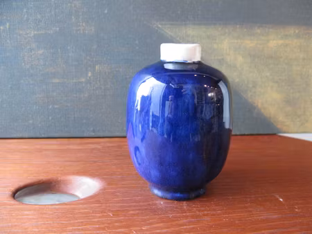 VL blue/white vase 396