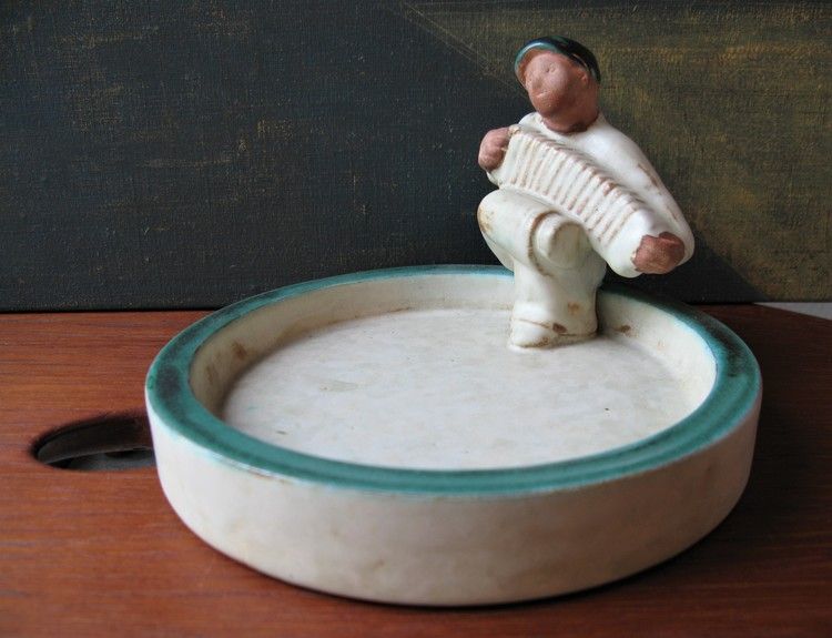 Accordion man in a bowl 14
