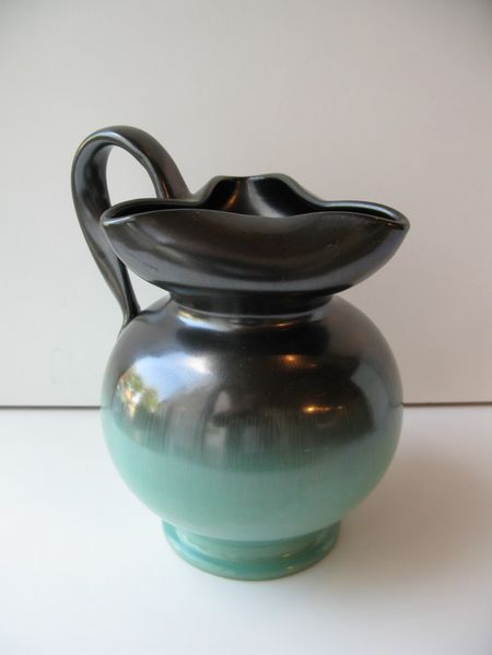 Green/black pitcher 2205