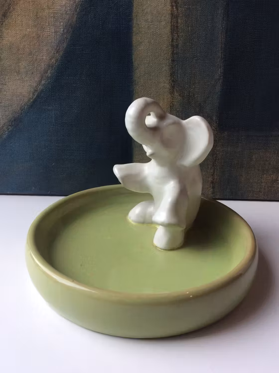 Sitting elephant in green ashtray 36