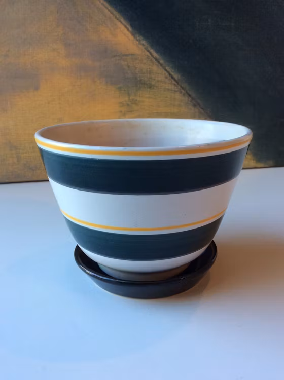 Svea green flower pot