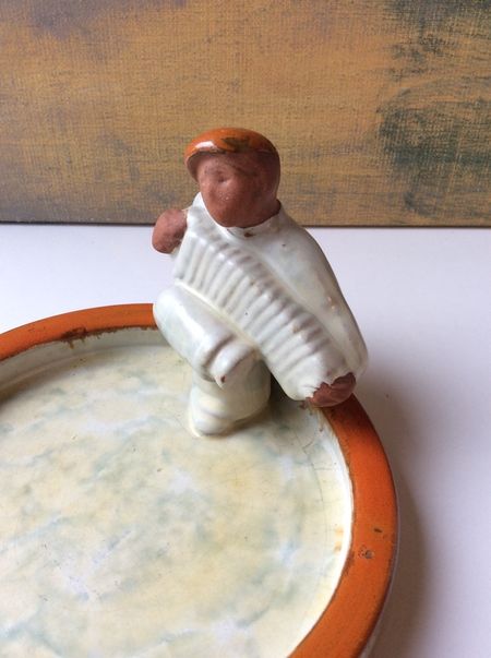 Accordion player in ashtray 3118