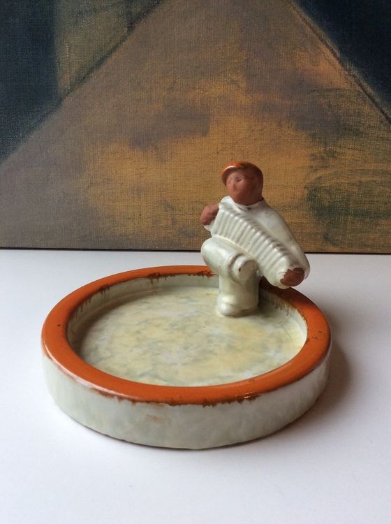 Accordion player in ashtray 3118