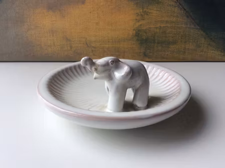 White ashtray 48 with elephant