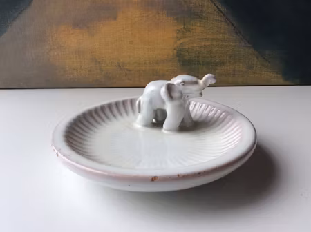 White ashtray 48 with elephant