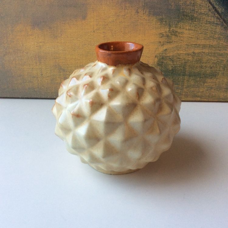 Yellowish vase 5062