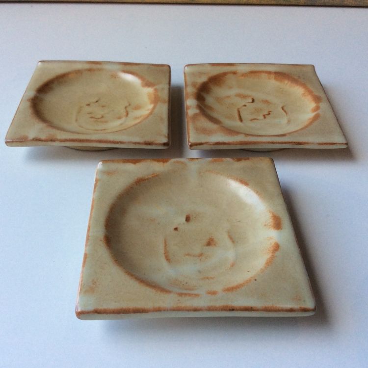 3 ashtrays 31