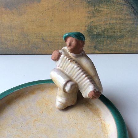 Accordion man in yellowish ashtray 14