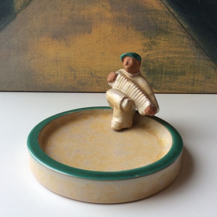 Accordion man in yellowish ashtray 14