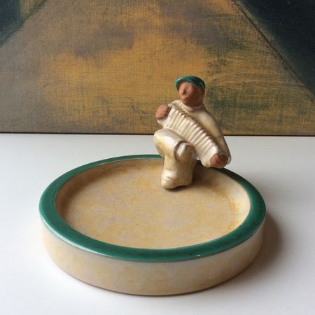 Accordion man in yellowish ashtray 14