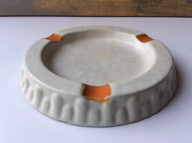 Grey/orange ashtray 3