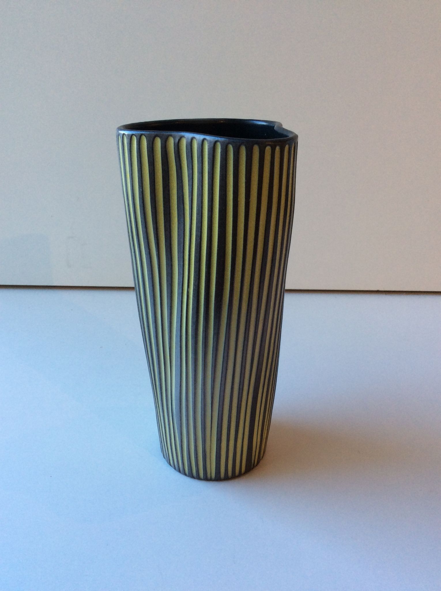 Tricorn vase 2280