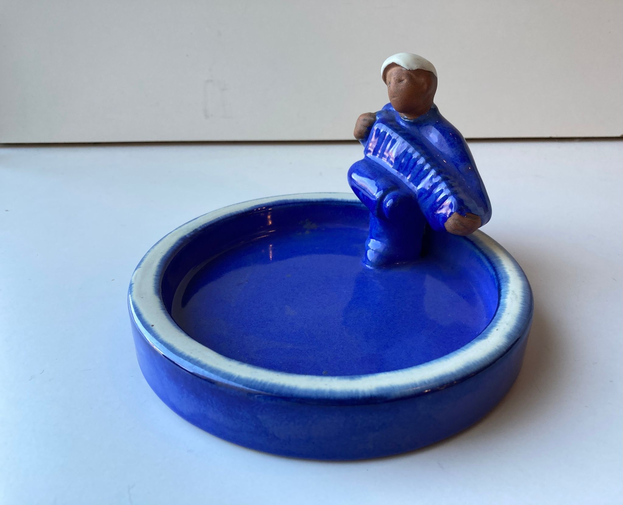 Accordion man ashtray 3118