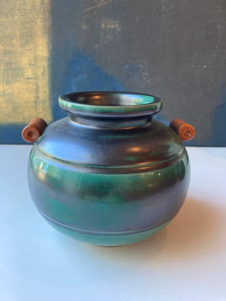 Green vase 2750