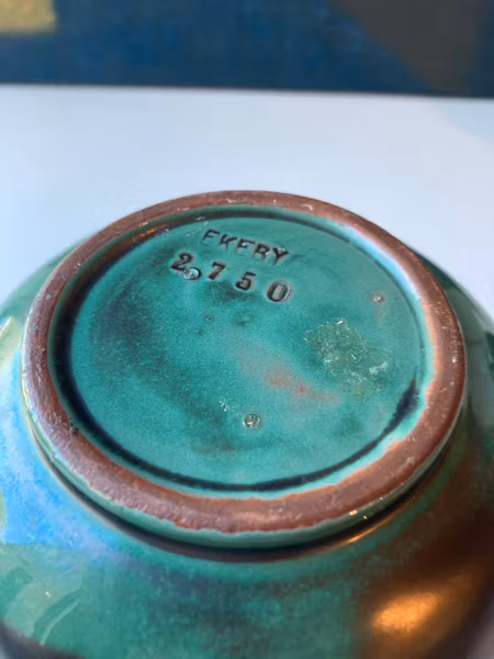 Green vase 2750