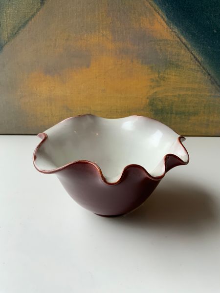 Burgundy/white bowl 270