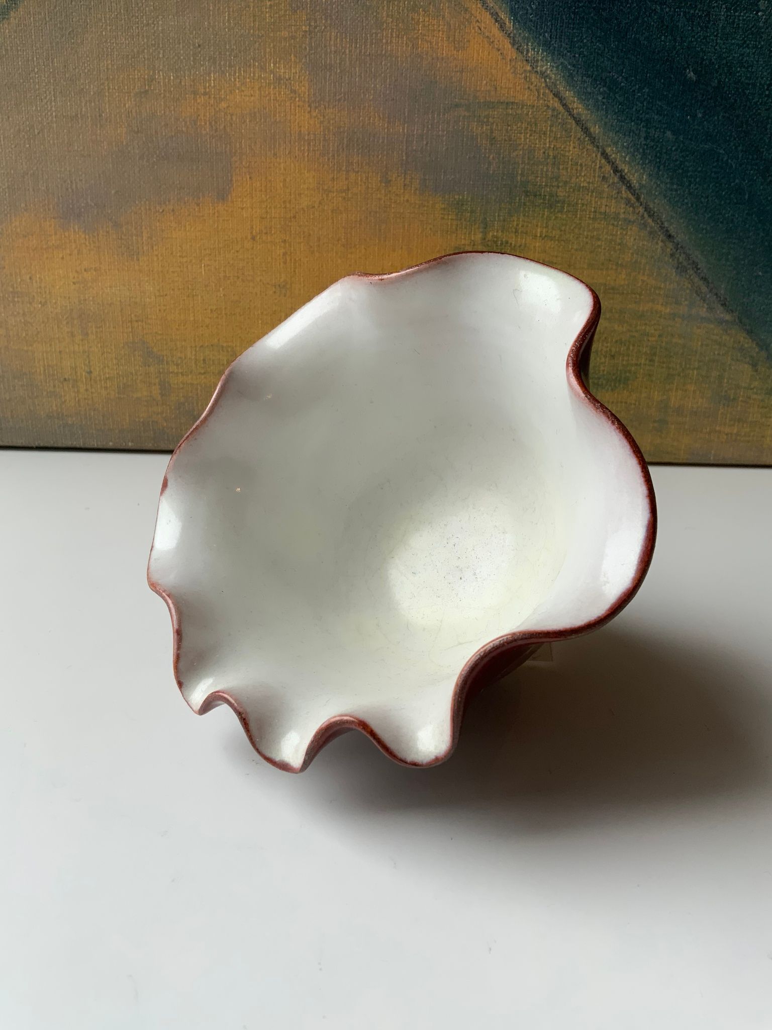 Burgundy/white bowl 270