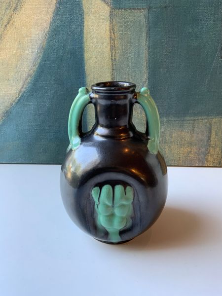Black/green vase 1932