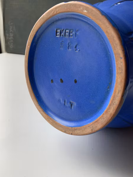 Thomson blue vase 584