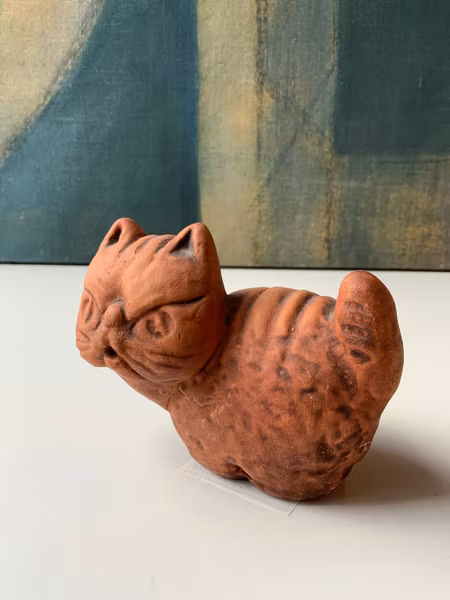 Angry cat figure
