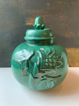 Green urn with lid 2750
