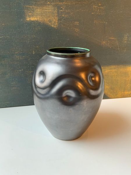 Black vase 57