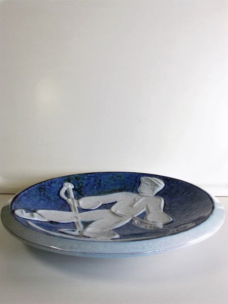 Wall plate 8 with skier