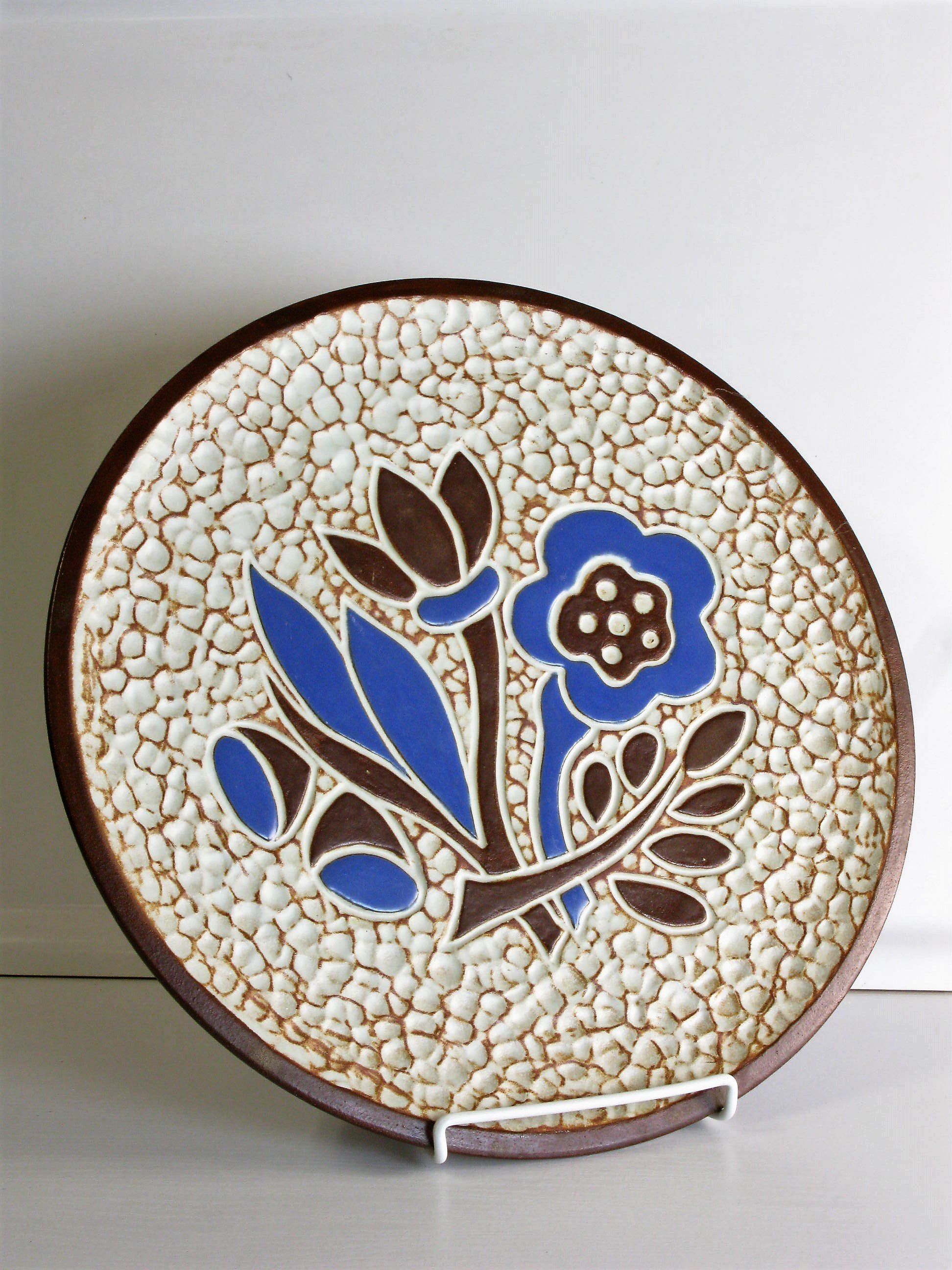 plate 4020 with blue flowers