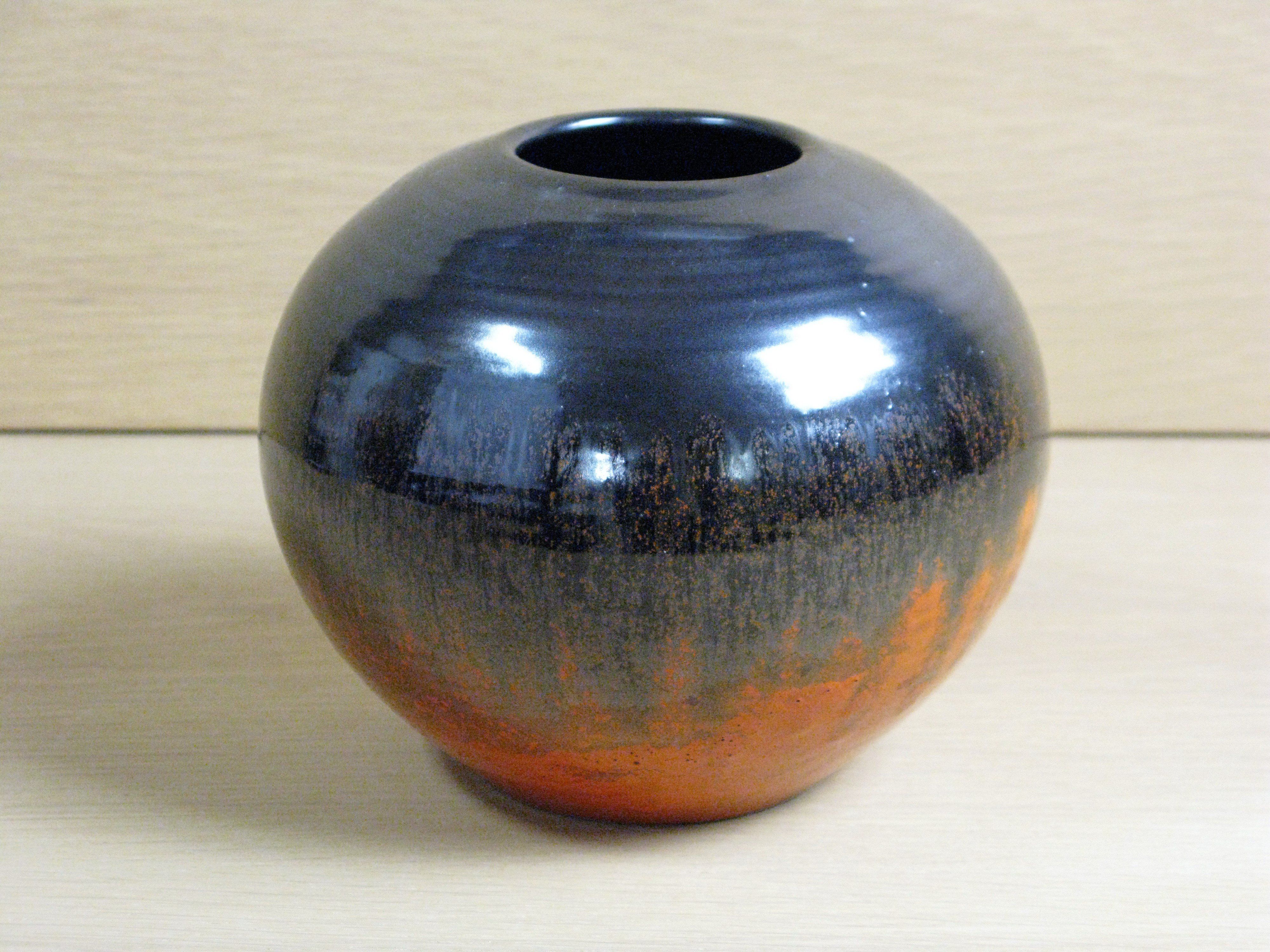 Black & orange vase 2634