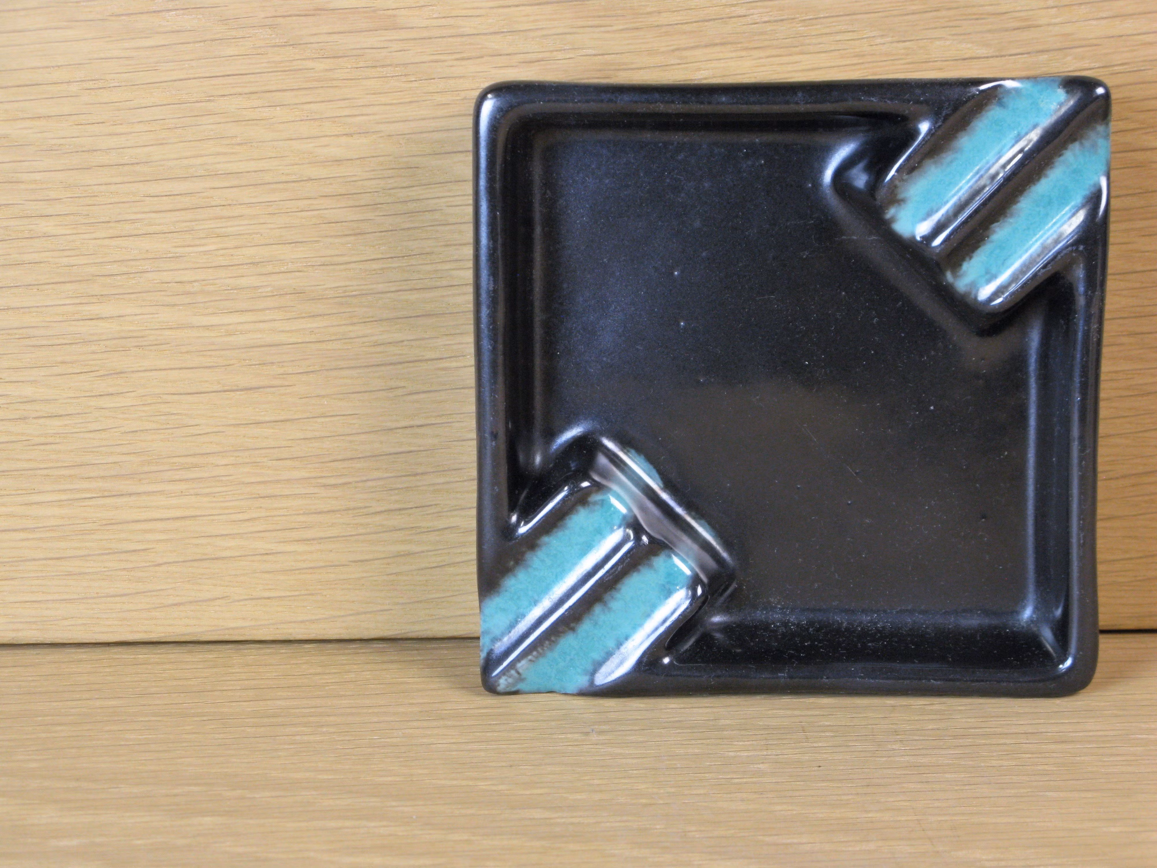 Black ashtray 2678