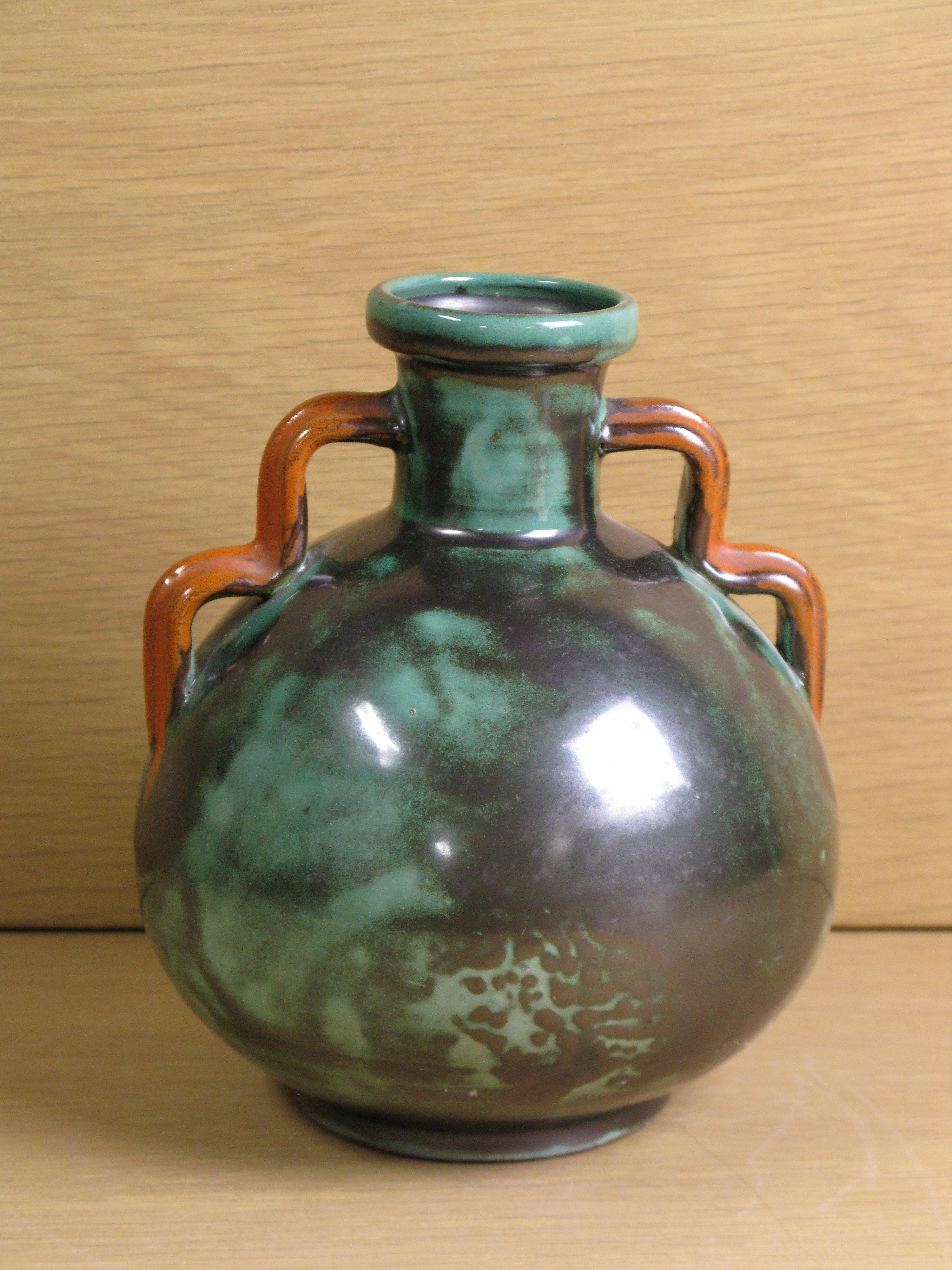 Green vase 3102