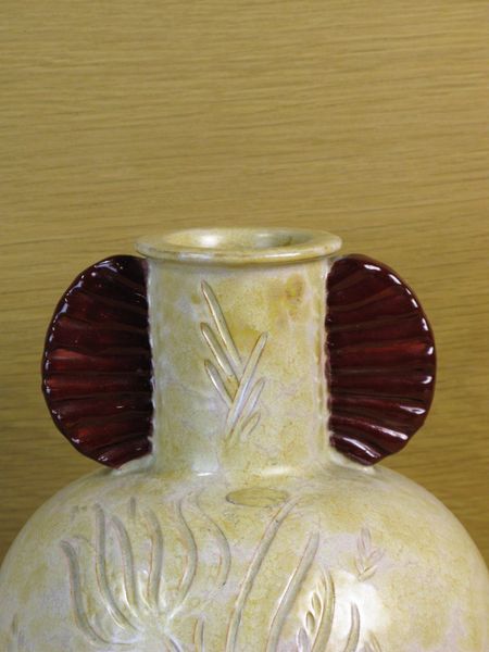 beige and maroon vase 79
